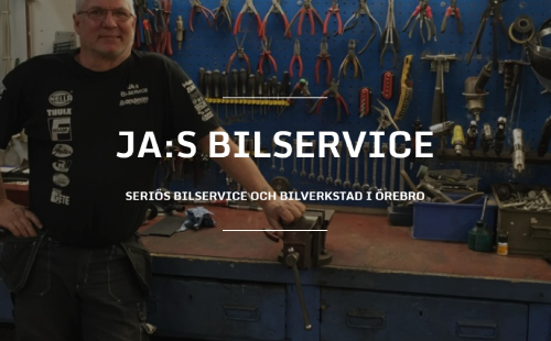 Man i bilverkstad med verktyg