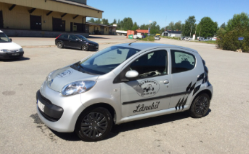 Silver bil med logotyp